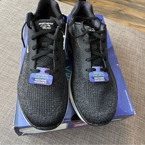 Skechers women’sBlack Walking Shoes sz 7 nib